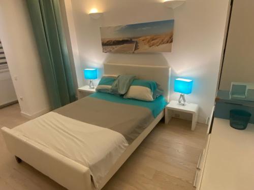 a bedroom with a bed and two lamps on two tables at Fortuna Flat in Piteşti