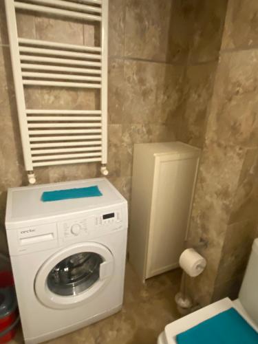 a washer and dryer in a small bathroom at Fortuna Flat in Piteşti