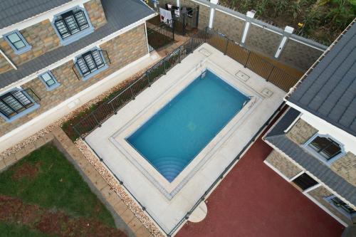 an overhead view of a swimming pool in a house at Cadenrockvilla - Furnished 3 bedroom villa with pool in Ruiru