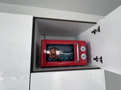 a small red microwave sitting on top of a cabinet at Appartement Neugasse de Luxe - Komfort & Stil inklusive in Bad Camberg