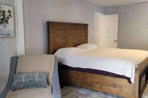 Tempat tidur dalam kamar di Historic Haymount House with Tuscan Vibe