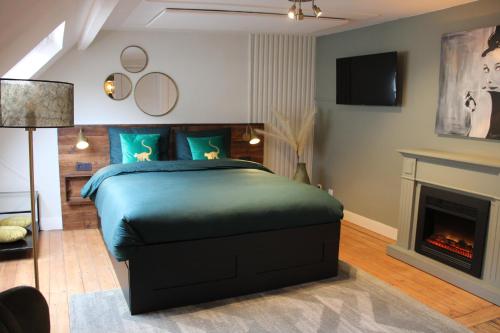 Un dormitorio con una cama y una chimenea. en Antwerp White House, en Amberes