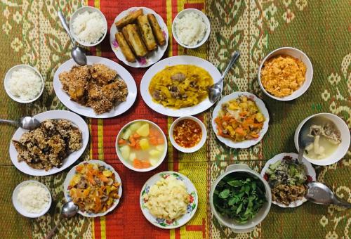 una mesa con muchos platos de comida. en Wild Flower Homestay, en Ninh Binh