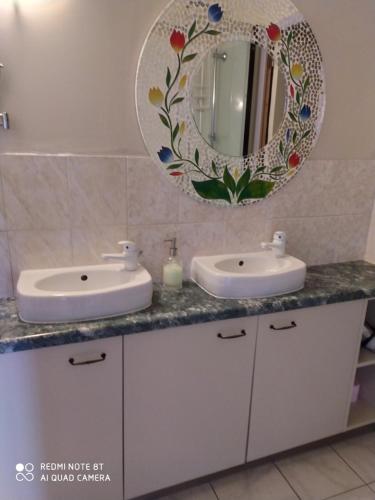 Bilik mandi di Manoir La Haie Chapeau