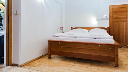 Schlafzimmer mit einem Bett mit weißer Bettwäsche in der Unterkunft VacationClub - Cicha 8 Apartament 1 in Polanica-Zdrój