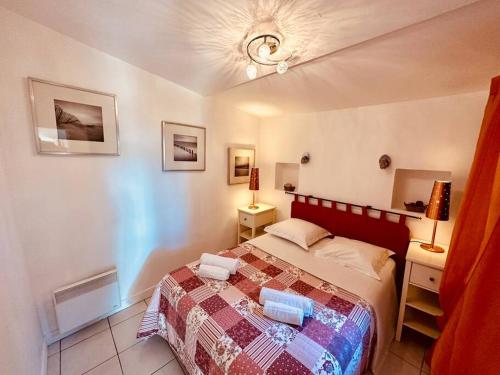 - une chambre avec un lit, 2 tables de nuit et 2 lampes dans l'établissement Pavillon Saint Clair la campagne au bord de l eau et 2 velos, à Sète