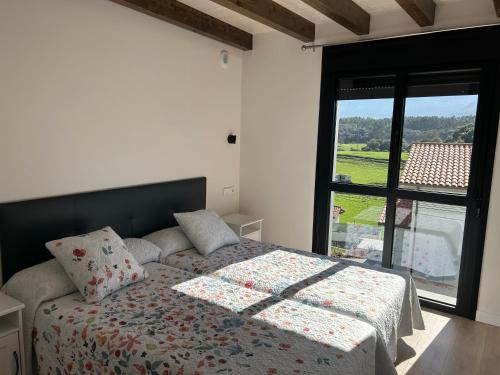 1 dormitorio con cama y ventana grande en NUEVO Casa Loylla Niembro a 500 m de la playa en Niembro