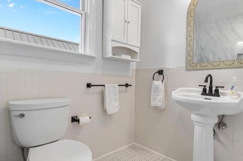 bagno bianco con servizi igienici e lavandino di 3-BR Getaway on the Chesapeake Bay a North Beach