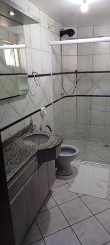 a bathroom with a toilet and a sink and a shower at Apartamento 202 mobiliado 2 quartos em Jaraguá do Sul in Jaraguá do Sul