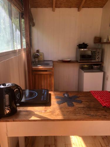 una cucina con piano di lavoro in legno e lavandino di la casa en el rio a Tigre