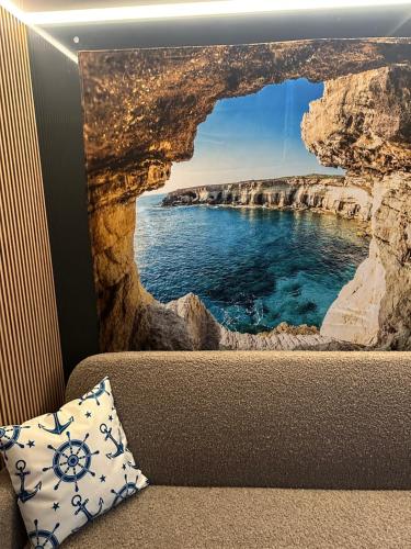 un cuscino su un divano con una foto dell'oceano di Premium Hausboot Blaue Lagune a Lubecca