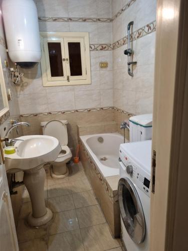 een badkamer met een wastafel en een wasmachine bij Cairo city Rooms in Nasr city in Caïro