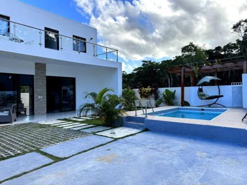 een groot wit huis met een zwembad bij Espectacular Villa En Alquiler in Las Terrenas