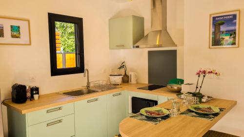 Η κουζίνα ή μικρή κουζίνα στο Bungalow Cosy Citronnelle