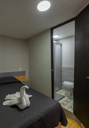 Una cama o camas en una habitación de El Suburbio - Serapio Rendon