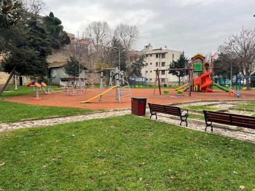 um parque com um parque infantil com bancos e escorregas em Park View 101 em Istambul