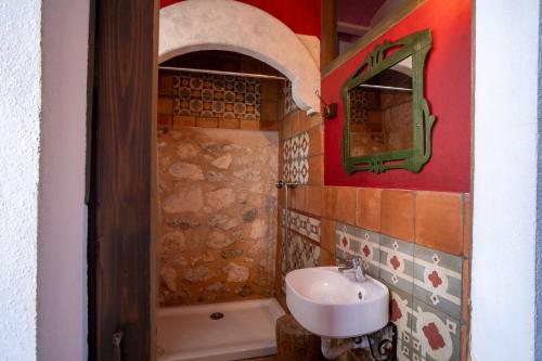 y baño con lavabo y bañera. en Casa Rural Aldaba, en Alcalá del Júcar