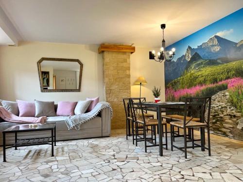 sala de estar con sofá y mesa en Viva Maria Apartamenty, en Zakopane