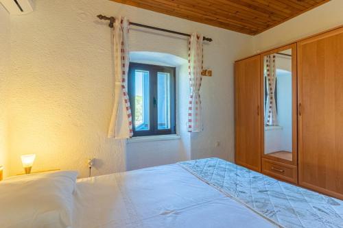 Katil atau katil-katil dalam bilik di Holiday apartment in Stivan with balcony, air conditioning, WiFi, washing machine 5196-1