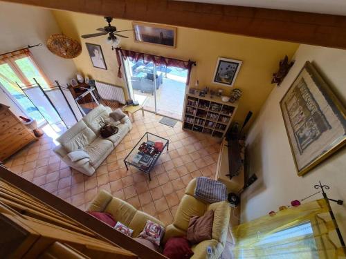 - une vue de tête sur un salon avec canapés dans l'établissement Belle maison avec piscine, à Le Val