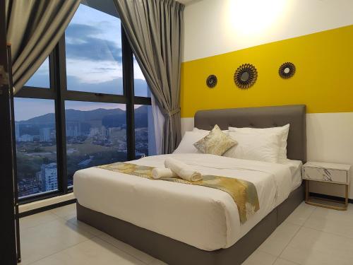1 dormitorio con 1 cama grande y ventana grande en Seaview Infinity Pool/ 40th/ 10pax/ 3Rooms 2Carpark, en Jelutong
