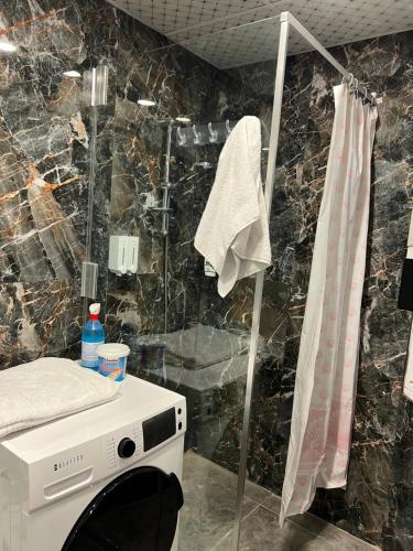 La salle de bains est pourvue d'une douche et d'un lave-linge. dans l'établissement Park View 201 double room, à Istanbul
