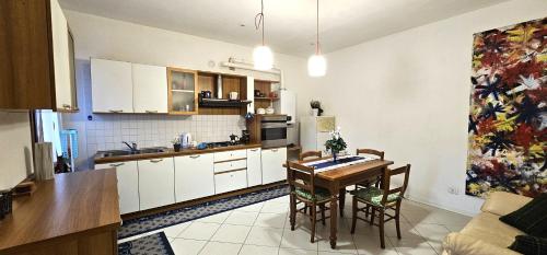 eine Küche mit einem Tisch und einem Esszimmer in der Unterkunft Andry Apartment with private Garden in Lido di Venezia