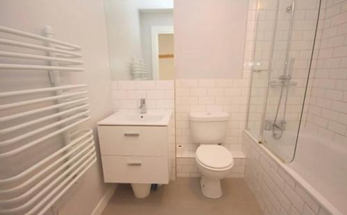 a bathroom with a toilet and a sink and a shower at XL Bright Room+Parking+Fridge+Micro - 20min London Bridge - 3 min walk to Train/Bus Station in London