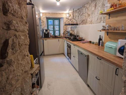 Η κουζίνα ή μικρή κουζίνα στο Authentic stone house