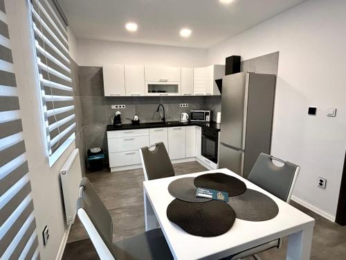 Kuchyň nebo kuchyňský kout v ubytování Apartmány PREMIUM se soukromým parkováním