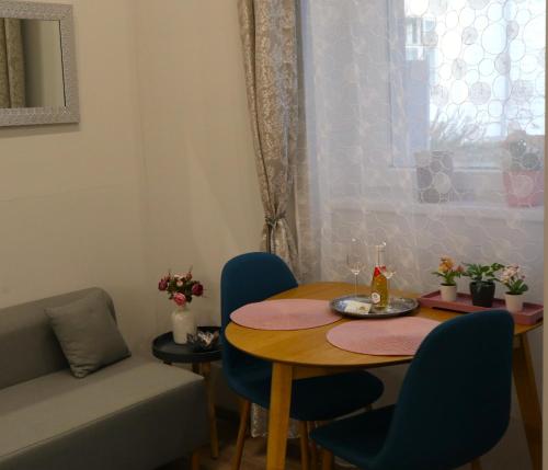 um quarto com uma mesa e cadeiras e uma janela em Romantic and relax em Esztergom