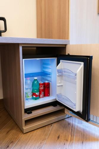 un piccolo frigorifero con la porta aperta in cucina di Foria 143 a Napoli