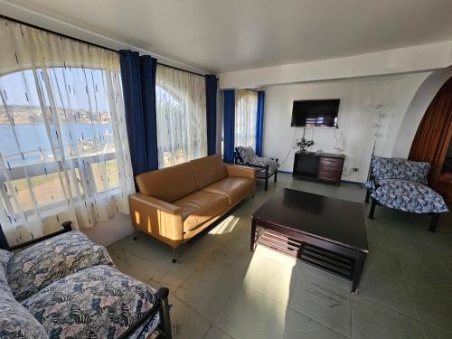 a living room with a couch and a table at Santorini in Quintero
