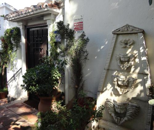 un bâtiment avec des plantes devant une porte dans l'établissement Casa Polo, à Marbella