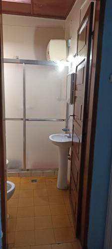 uma casa de banho com um lavatório e um WC em Doña beba em Artigas