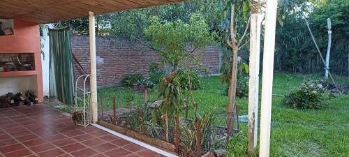 un jardin avec des arbres et des plantes dans une arrière-cour dans l'établissement Doña beba, à Artigas