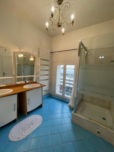 une salle de bain avec deux lavabos et une douche dans l'établissement Large house near Paris, ideal OG, à Colombes