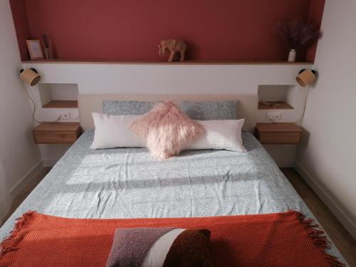เตียงในห้องที่ Joli appartement à 10 min de la plage