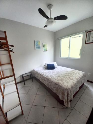 1 dormitorio con 1 cama y ventilador de techo en Apto 4 quartos em BC com garagem enorme, cabem 2 carros pequenos, en Balneário Camboriú