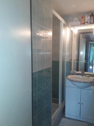 ein Bad mit einem Waschbecken und einem Spiegel in der Unterkunft La maison des enfants in Mèze