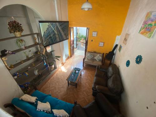 an overhead view of a living room with a couch at Amplia y Céntrica Habitación - H. El Casero in Cajamarca