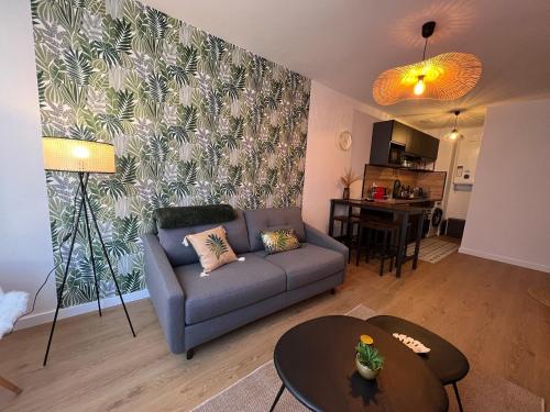 un salon avec un canapé et une table dans l'établissement Magnifique T2 - proche hyper centre, à Toulouse