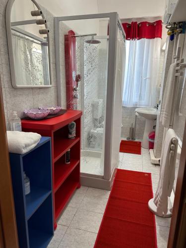 baño pequeño con ducha y encimera roja en BB CA VENEZIA en Marghera