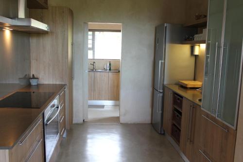 ウィルダネスにあるTURACO HOUSEのキッチン(木製キャビネット、ステンレス製の電化製品付)