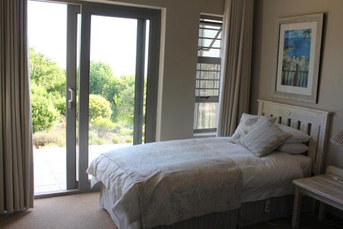 ウィルダネスにあるTURACO HOUSEの窓の前にベッドがある寝室