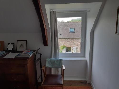 a room with a desk and a window at Cap dodo in Plévenon