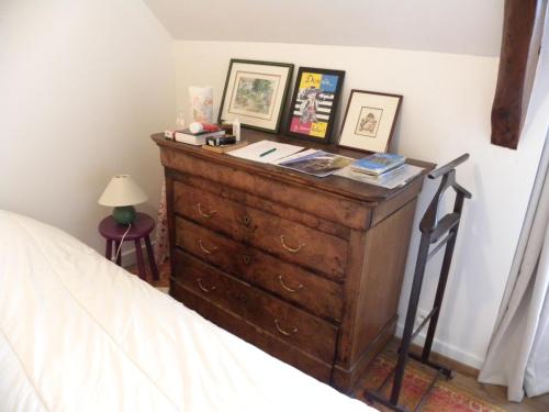 una camera da letto con cassettiera accanto a un letto di Cap dodo a Plévenon