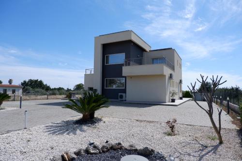 a modern house with a black and white facade at Terrazza sul Plemmirio in Siracusa