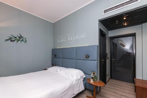 a bedroom with a bed and a sign that reads live advice at Manuelina Taste Hotel in Recco