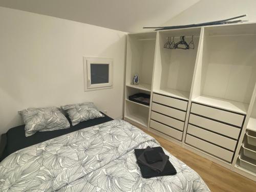 - une chambre avec un lit doté d'un chapeau noir dans l'établissement Maison Bollène, à Bollène